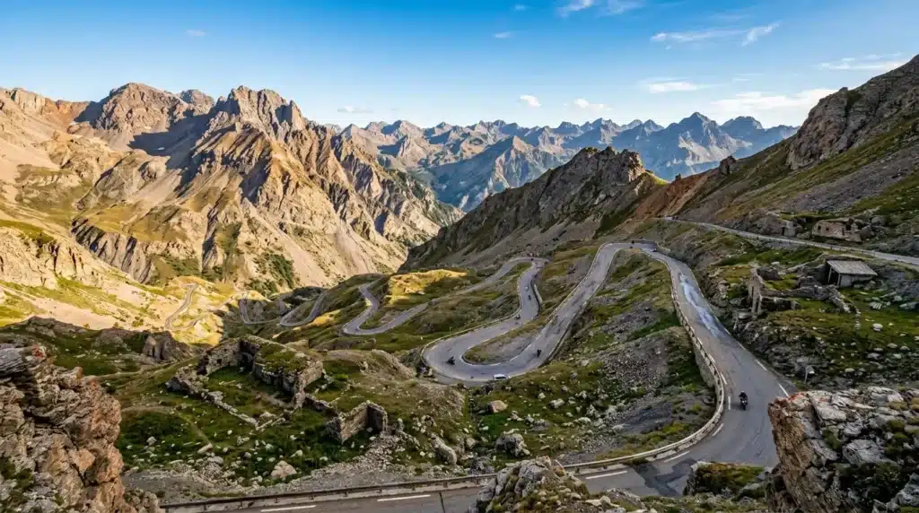 Route montagne serpentée à travers paysage alpin rocheux